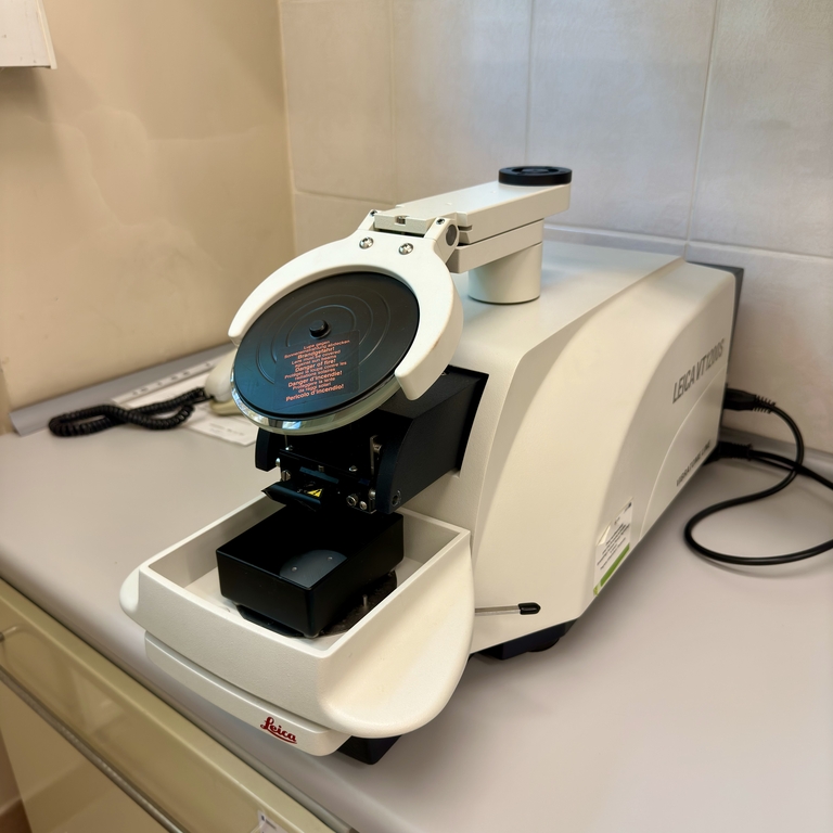 Mikrotom z wibrującym ostrzem VT1200S, Leica